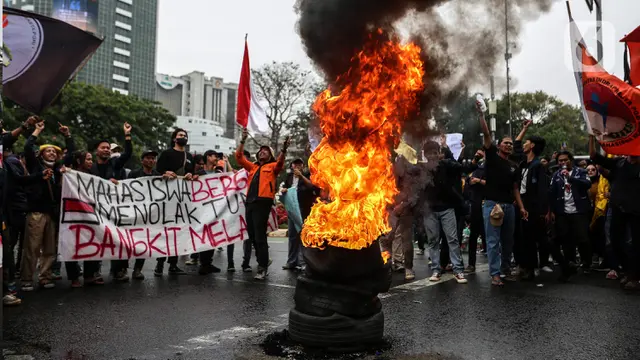 Demo Mahasiswa Tolak Kenaikan Harga BBM di Patung Kuda