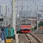 Rangkain KRL Commuter Line bersiap menuju Stasiun Manggarai, Jakarta, Minggu (26/9/2021). Jalur layang (elevated track) KRL Bogor Line di Stasiun Manggarai yang terdiri dari empat peron bagi penumpang kereta relasi tujuan Jakarta-Bogor. (Liputan6.com/Herman Zakharia)