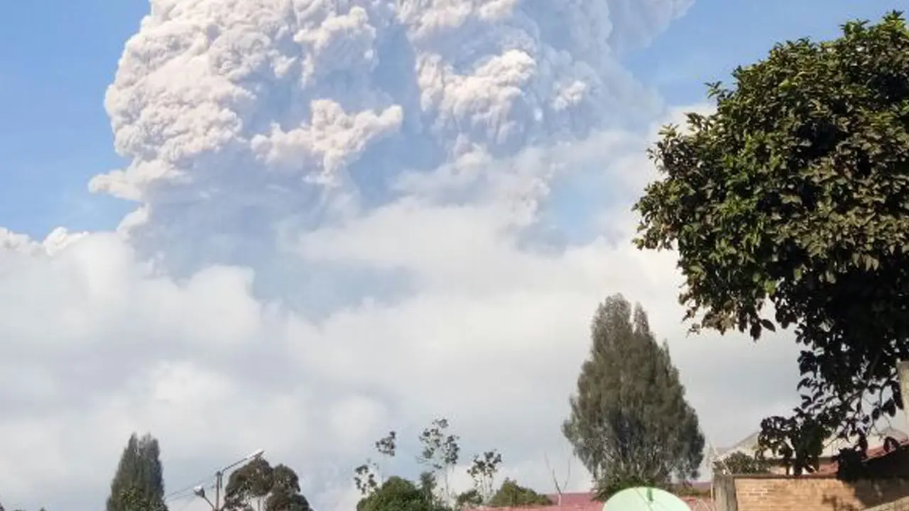Gunung Sinabung Meletus