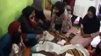 Isak Tangis Sambut Jasad Ayah-Anak Korban Perahu Setu Cikaret