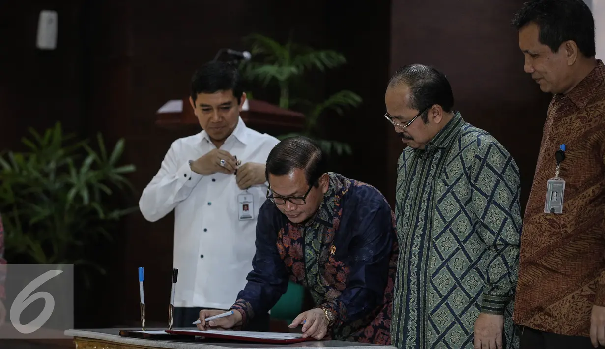 Sekretaris Kabinet Pramono Anung menandatangani MoU dalam acara pencanangan dan sosialisasi pembangunan zona integritas di Sekretaria Kabinet RI, Jakarta, Selasa (29/3). (Liputan6.com/Faizal Fanani)