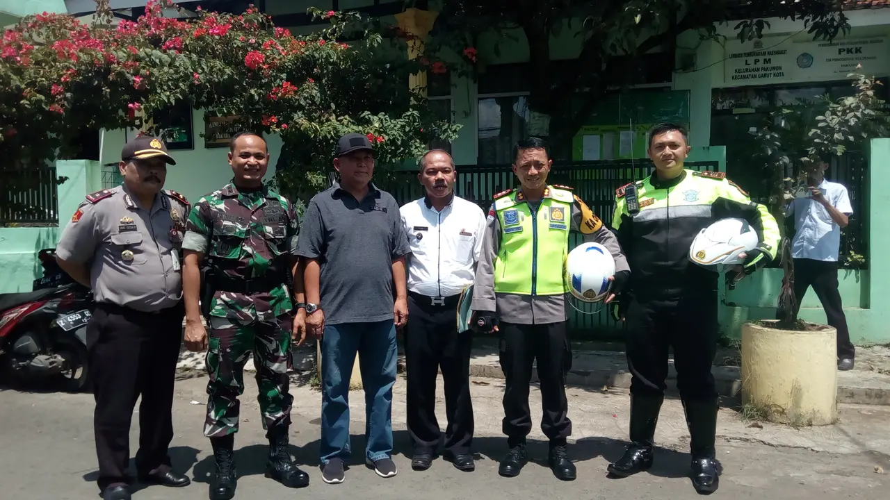 Kapolres Garut AKBP Budi Satria Wiguna dan Dandim 0612 Garut Letkol Infanteri Asyraf Aziz di sela-sela safari pemilu cipatakan pemilu damai di keluarah Pakuwon Garut