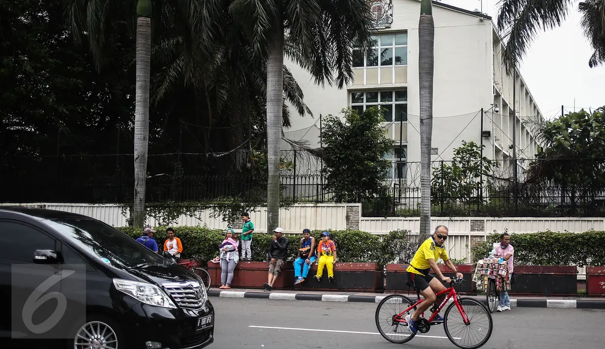 Warga bersepeda di  depan eks Kedubes Inggris di Jakarta, Minggu (25/12). Plt Gubenur DKI Jakarta Sumarsono menegaskan status kejelasan tanah eks Kedutaan Besar (Kedubes) Inggris adalah milik pemerintah pusat. (Liputan6.com/Faizal Fanani)