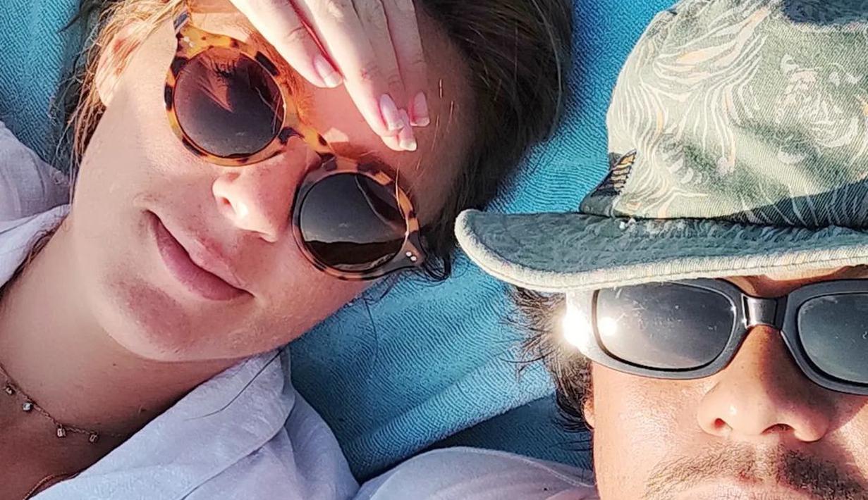 Mayky Wongkar menghabiskan waktu berjemur di pinggir pantai bersama Ally. Keduanya kompak mengenakan kacamata hitam. (Foto: Instagram/@mayk_wongkar)
