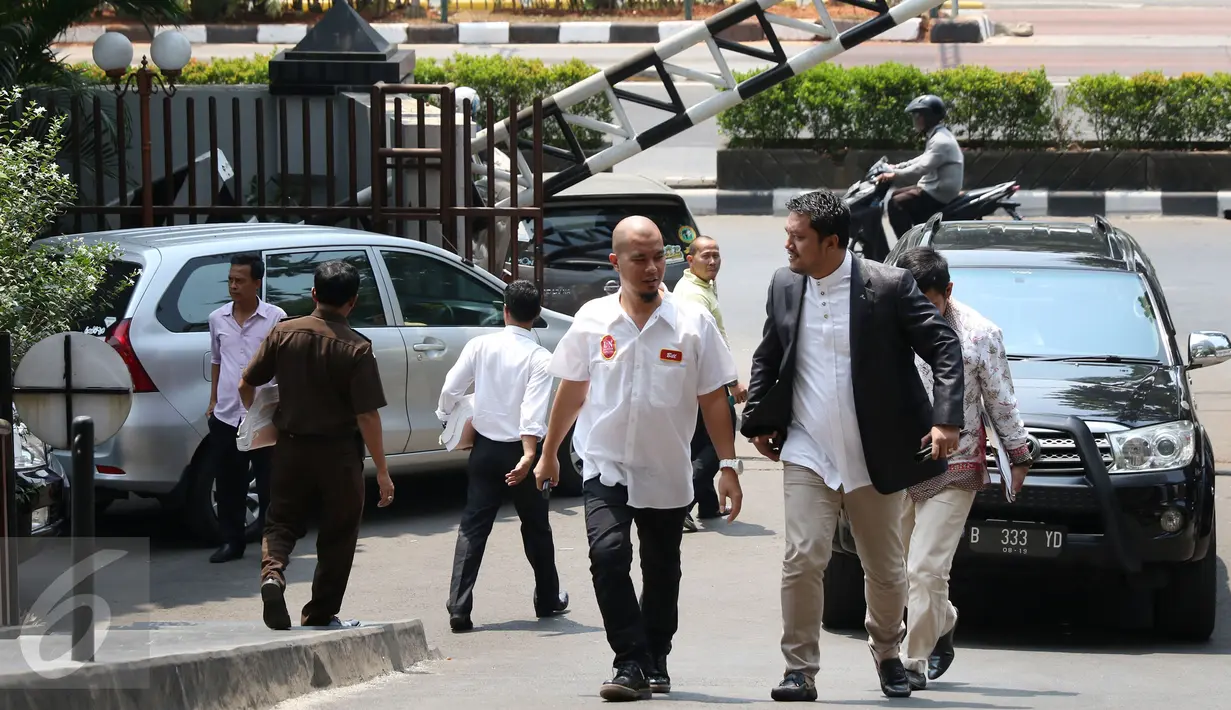 Musisi Ahmad Dhani (kiri) dan kuasa hukumnya, Ramdan Alamsyah saat mendatangi Kejati DKI Jakarta, Jakarta, Senin (5/10/2015). Ahmad Dhani mengirimkan surat permohonan penahanan badan rutan terhadap Farhat Abbas. (Liputan6.com/Herman Zakharia) 