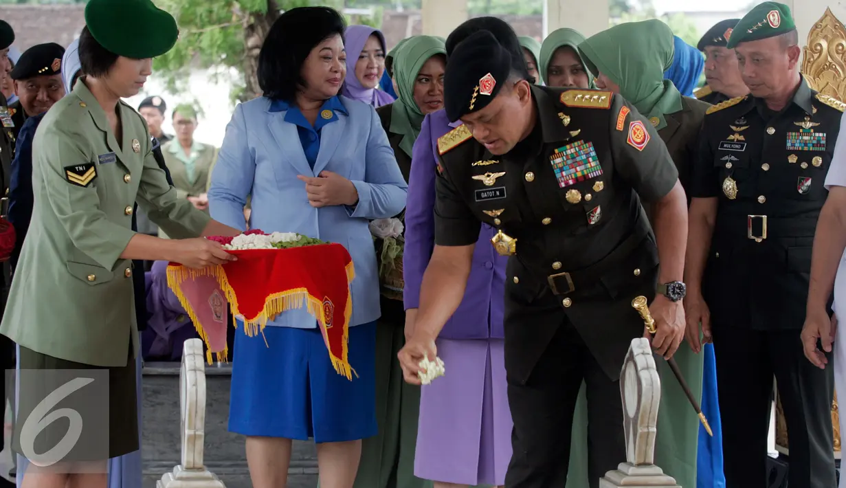 Panglima TNI, Jenderal Gatot Nurmantyo menaburkan bunga di Taman Makam Pahlawan Kusumanegara,Yogyakarta, Rabu (28/9). Acara ziarah ini adalah bagian dari rangkaian peringatan HUT TNI ke-71. (Liputan6.com/ Boy Harjanto)