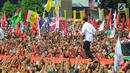Capres 01 Joko Widodo berlari menyapa pendukungnya saat kampanye terbuka di Banyumas, Jawa Tengah, Kamis (4/4). Dalam kampanye tersebut Jokowi mengajak para pendukung untuk memerangi hoax dan memenangkan pasangan no urut 01 Jokowi-ma'ruf di banyumas.(Liputan6.com/Angga Yuniar)