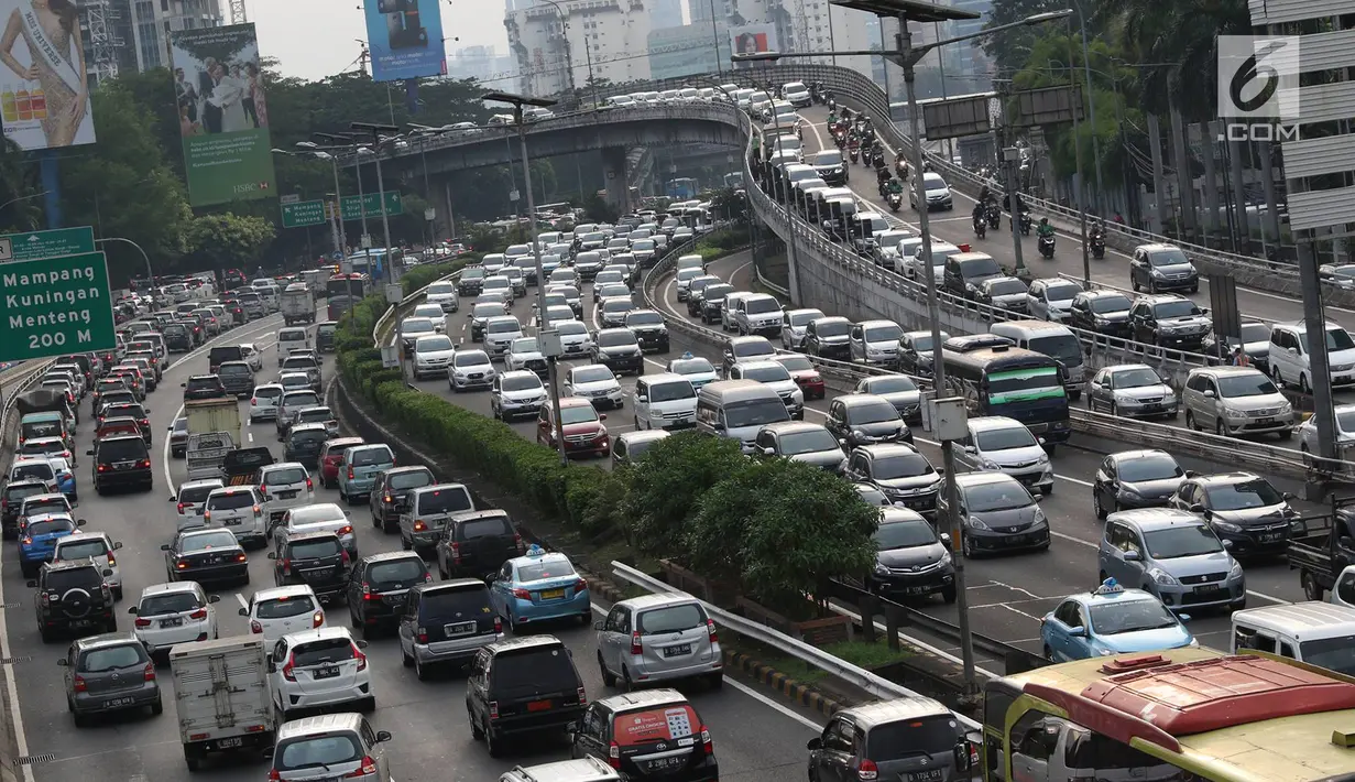 Suasana kemacetan di tol dan di Jalan Gatot Soebroto, Jakarta, Senin (5/6). Banyaknya warga yang ingin berbuka puasa di rumah, menyebabkan ruas jalan di Ibu Kota lebih macet dibanding biasanya, terutama jam pulang kerja. (Liputan6.com/Immanuel Antonius)