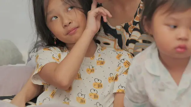 9 Momen Sarwendah Beri Kejutan Ulang Tahun ke Thalia dan Thania, Ruben Onsu Tak Terlihat