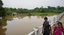 Pusat Bencana Sri Lanka telah mengeluarkan peringatan kepada warga yang bermukim di pinggir sungai untuk segera pindah ke tempat yang lebih tinggi. (AP Photo/Eranga Jayawardena)