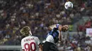 Gelandang AC Milan Charles De Ketelaere berebut bola dengan gelandang Atalanta Mario Pasalic pada laga pekan kedua Serie A 2022/2023 di Stadion Atleti Azzurri d'Italia, Senin (22/8/2022) dini hari WIB. AC Milan hanya mampu bermain imbang 1-1 di kandang Atalanta. (Spada/LaPresse via AP)