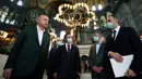 Presiden Turki Recep Tayyip Erdogan (kiri) mendengarkan penjelasan ketika mengunjungi Hagia Sophia di distrik bersejarah Sultanahmet, Istanbul, Minggu (19/7/2020). Erdogan melakukan kunjungan mendadak ke Hagia Sophia, beberapa pekan setelah berubah menjadi masjid. (Turkish Presidency via AP, Pool)