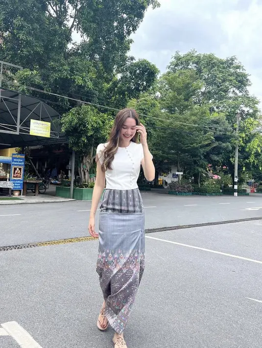 Kerap menampilkan riasan natural, Diana juga tampil dengan atasan putih dengan bawahan kain abu-abu bermotif. (@dianaflipo)