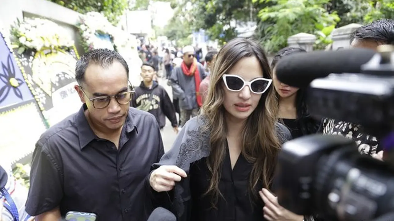 Ashraf Sinclair Meninggal, Ini 7 Potret Seleb yang Melayat ke Rumah Duka