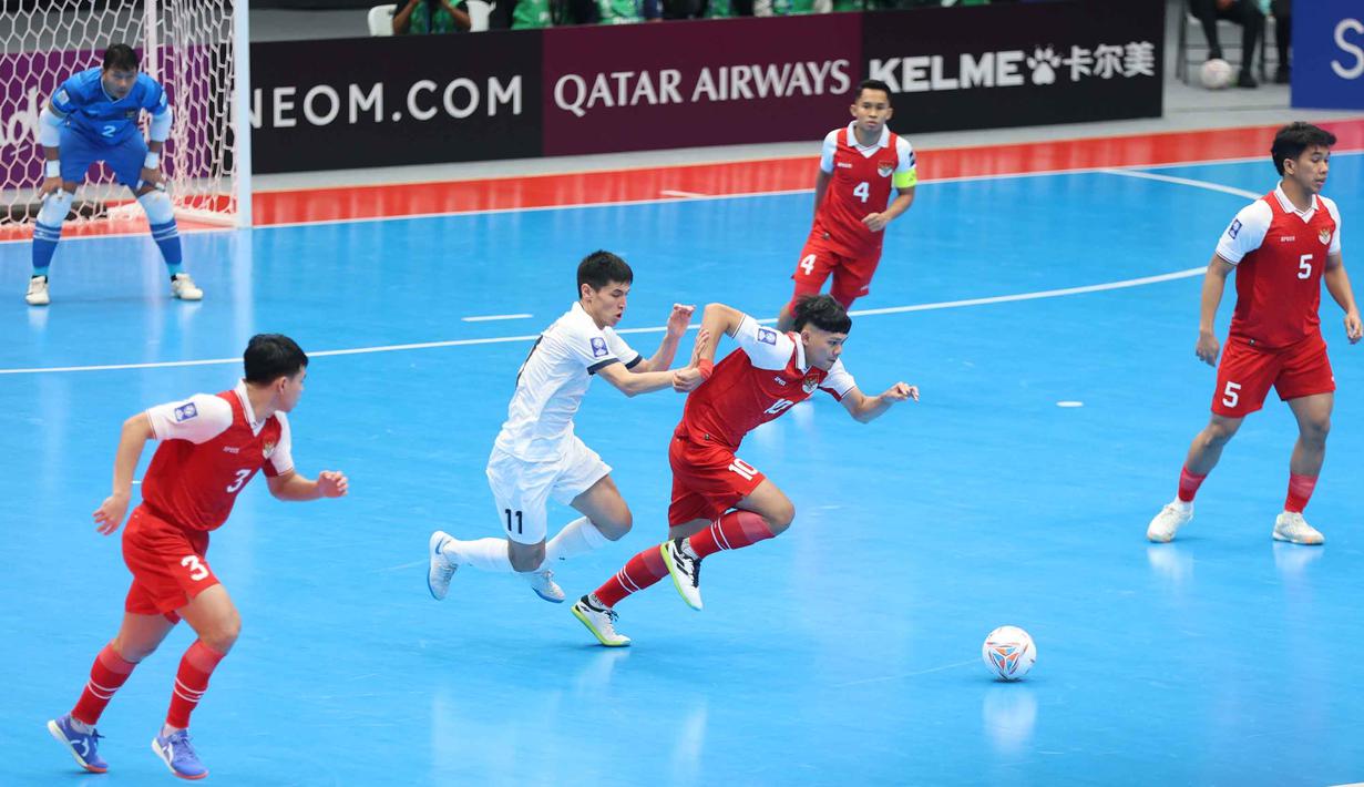 Timnas Futsal Indonesia unggul selisih gol dari Irak yang juga memastikan diri lolos ke perempat final Piala Asia Futsal 2026. Tampak dalam foto, pemain Timnas Futsal Indonesia, Firman Adriansyah (tengah) saat melawan Kirgistan pada laga kedua Grup A Piala Asia Futsal 2026, Kamis (29/1/2026) malam WIB. (Bola.com/M Iqbal Ichsan)