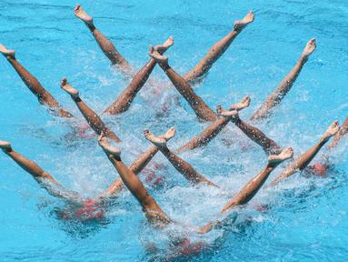Tim Renang Indah dari Jepang beraksi pada final kejuaraan FINA Synchronized Swimming Olympic Games Qualification Tournament di  Maria Lenk Aquatic Centre, Rio de Janeiro, Brazil, Minggu (6/3/2016).  (AFP/Yasuyoshi Chiba)
