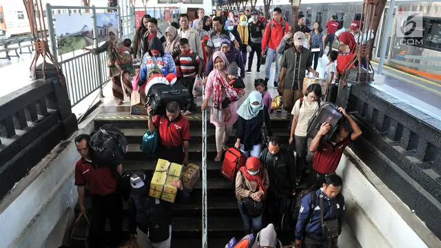 Arus Balik Libur Sekolah di Pasar Senen