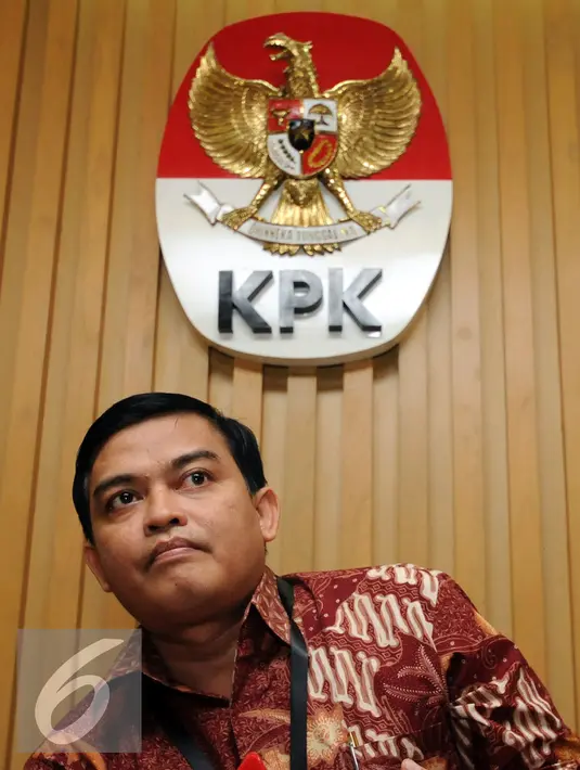Dirjen Perundang-undangan Kemenkumham, Widodo Eka Thahjana menyimak pertanyaan wartawan usai bertemu dengan pimpinan KPK di gedung KPK Jakarta, Senin (14/9/2015). Bersama pimpinan KPK, Widodo membahas delik RUU KUHP. (Liputan6.com/Helmi Fithriansyah)