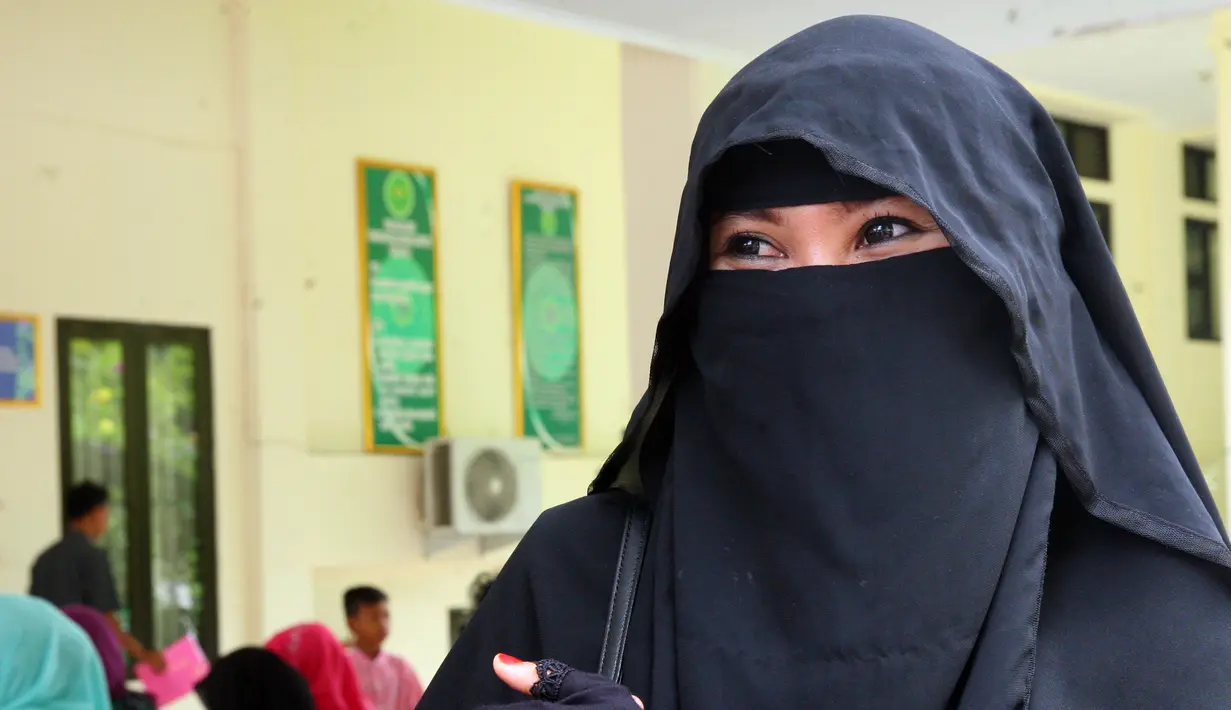 Rumah tangga Indadari Mindrayanti dan Caisar resmi berakhir. Rumah tangga yang dibangung sekitar empat tahun silam itu resmi diputuskan melalui sidang di Pengadilan Agama (PA) Depok, Selasa (16/1/2018). (Nurwahyunan/Bintang.com)