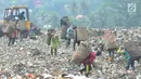 Suasana Tempat Pembuangan Akhir (TPA) Galuga, Bogor (20/5). Indonesia memproduksi sampah plastik sebanyak 175.000 ton per hari dan menjadi penyumbang sampah terbesar kedua di dunia, setelah China. (Merdeka.com/Arie Basuki)