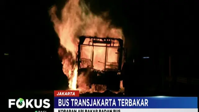 Para penumpang bus berhasil menyelamatkan diri sebelum kobaran api membakar seluruh badan bus.