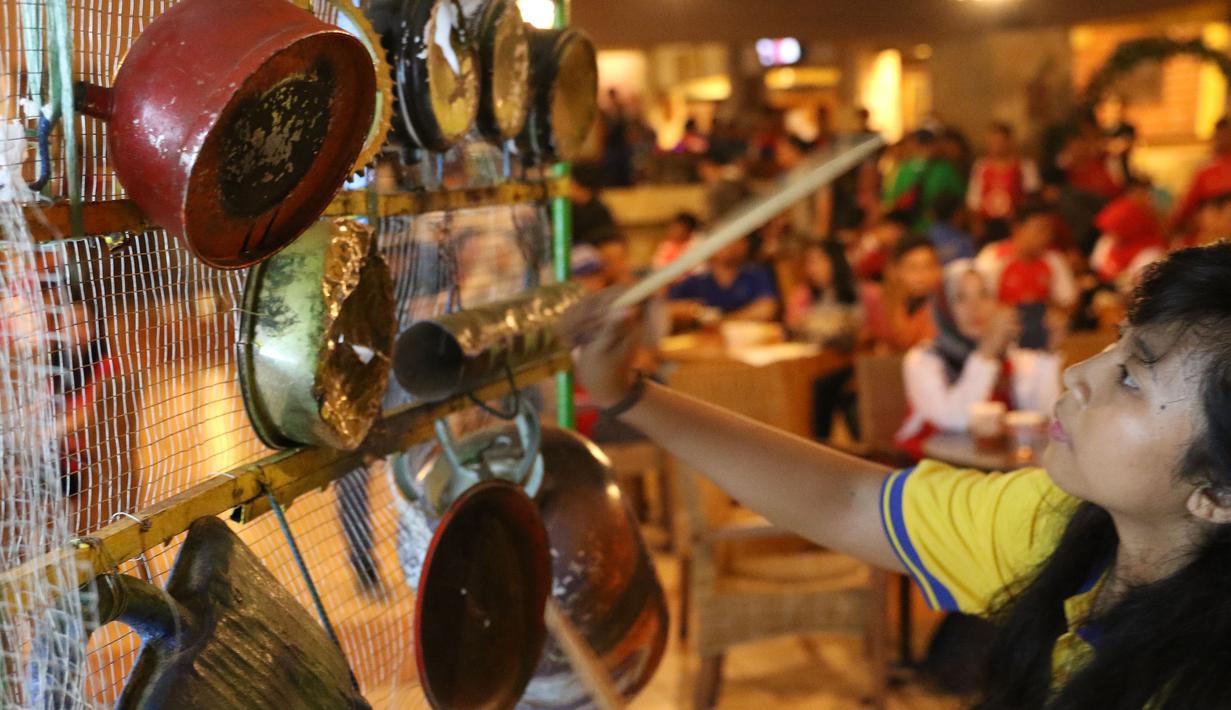 Aksi seorang anggota Flavaliciousmax saat memeriahkan acara ulang tahun AIS Regional Bogor ke-6 dan nonton bareng Newcastle United melawan Arsenal di Gumati Cafe, Bogor. Sabtu (29/8/2015). (Bola.com/Arief Bagus)