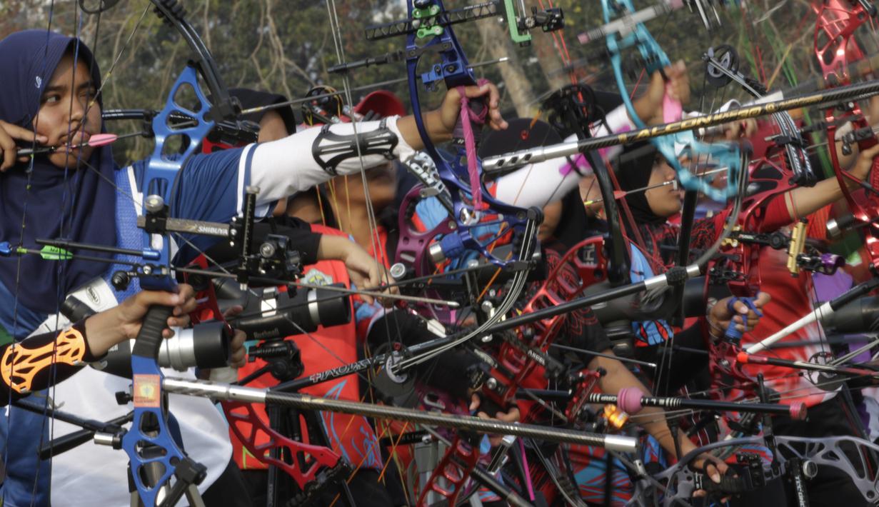 Para pepanah bersiap melepas busur panah saat Kejuaraan Nasional Panahan Prakualifiikasi PON XX /2020 di Lapangan Panahan Senayan, Jakarta, Senin (23/9). Seleksi ini diikuti oleh 516 peserta dan 30 provinsi. (Bola.com/Vitalis Yogi Trisna)
