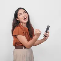 Ilustrasi perempuan membawa handphone. (c) Shutterstock/Reezky Pradata