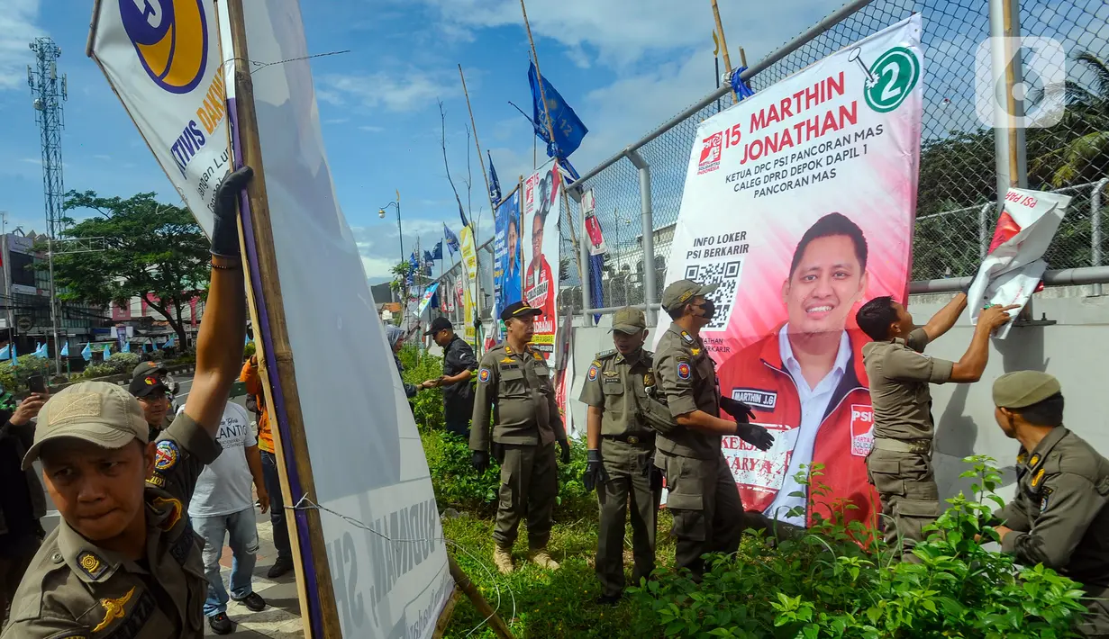 Pencopotan APK dilakukan karena melanggar aturan larangan pemasangan APK di sepanjang jalan utama Kota Depok. (merdeka.com/Arie Basuki)