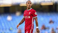 Pemain Liverpool, Thiago Alcantara, saat melawan Chelsea pada laga Liga Inggris di Stadion Stamford Bridge, Minggu (20/9/2020). Liverpool menang dengan skor 2-0. (Michael Regan/Pool via AP)