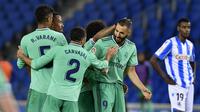 Para pemain Real Madrid merayakan gol yang dicetak oleh Karim Benzema ke gawang Real Sociedad pada laga La Liga di Reale Seguros Stadium, Minggu (21/6/2020). Real Madrid menang 2-1 atas Real Sociedad. (AP Photo/Alvaro Barrientos)