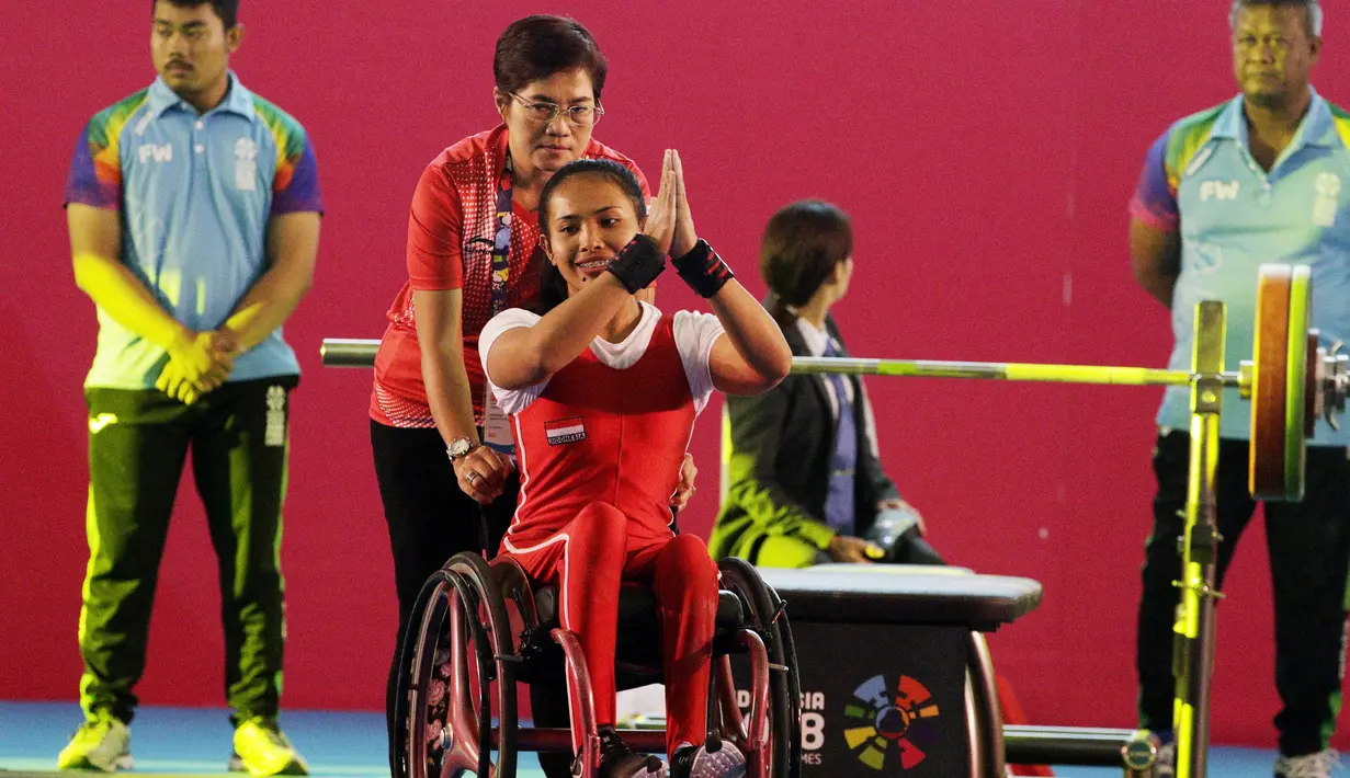 Atlet para angkat berat, Ni Nengah Widiasih, saat beraksi pada Asian Para Games di Balai Sudirman, Jakarta, Minggu (7/10/2018). Ni Nengah berhasil mempersembahkan medali perak dengan total angkatan 97 kg. (Bola.com/M Iqbal Ichsan)