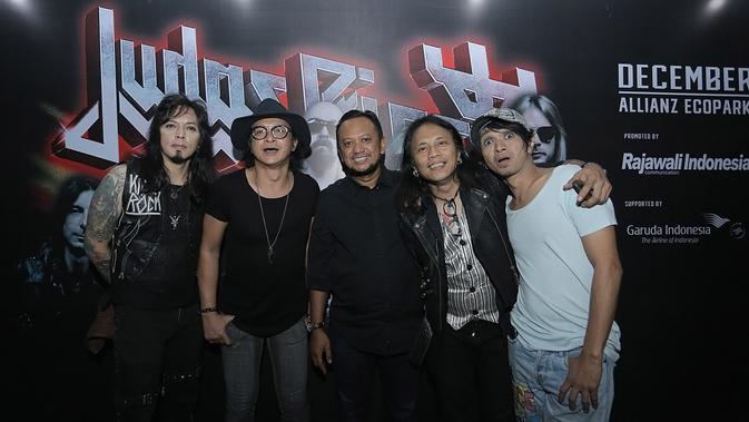 Band /rif ikut meramaikan acara lelang gitar bertanda tangan Megadeth di Hard Rock Cafe, Jakarta, Jumat (30/11). (New Fimela/Bambang Eros)