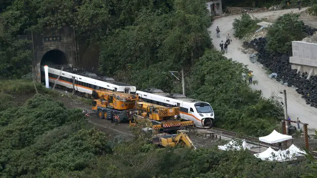 FOTO: Bertambah, Korban Tewas Akibat Kecelakaan Kereta di Taiwan Jadi 50 Orang