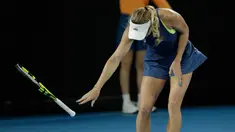 Petenis Denmark, Caroline Wozniacki melempar raketnya ketika melawan petenis Belanda, Kiki Bertend di babak ketiga Australia Terbuka 2018, Jumat (19/1). Wozniacki kecewa dengan keputusan wasit yang membuatnya kehilangan satu poin. (AP/Dita Alangkara)