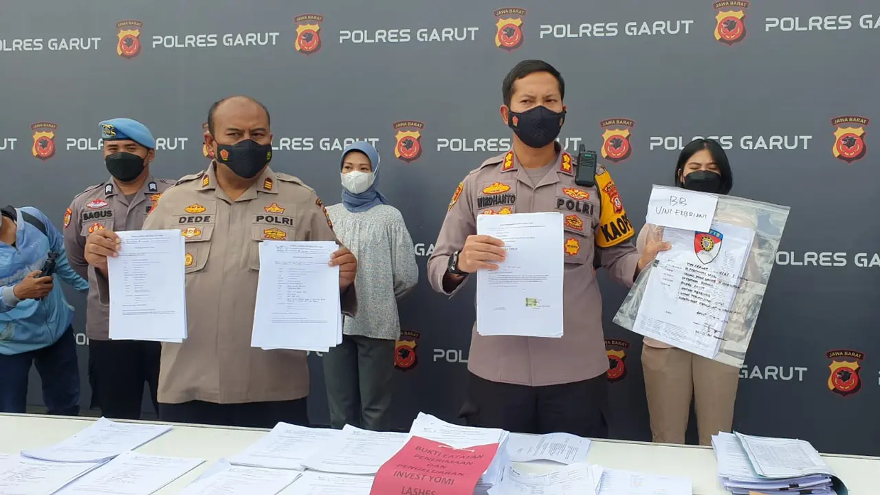 Kapolres Garut AKBP Wirdhanto Hadicaksono menunjukan barang bukti dugaan investasi bodong berkedok salon kecantikan di Yomi Lashes di Garut. (Liputan6.com/Jayadi Supriadin)