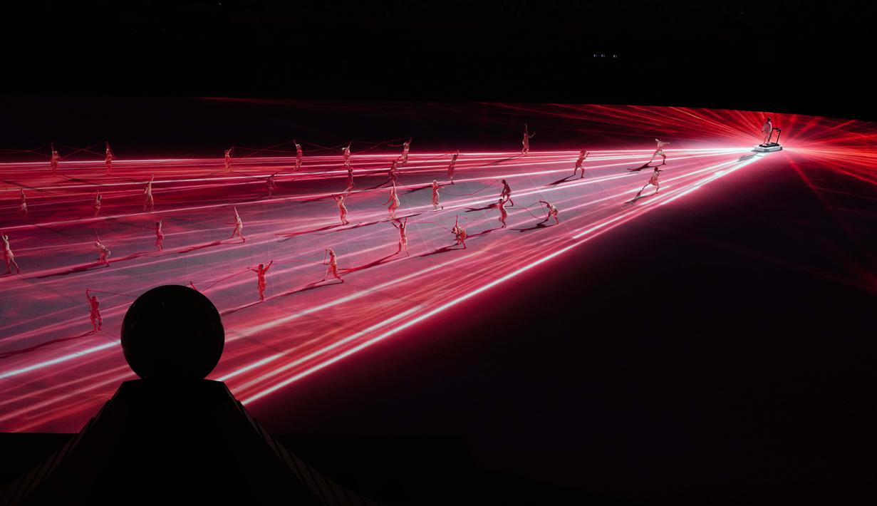 Penampilan penari dalam upacara pembukaan Olimpiade tokyo 2020 di Stadion Olimpiade, Tokyo, Jumat (23/7/2021). (Foto: AP/Lee ​​Jin-man)