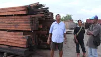 Labora Sitorus di pabrik pengolahan kayu miliknya PT Rotua di Sorong, Papua (Liputan6.com/Katharina Janur)