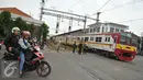Suasana perlintasan kereta sebidang di Stasiun Pasar Senen, Jakarta, Jumat (16/9). Uji coba penutupan perlintasan itu akan berlangsung selama satu bulan pada 1-31 Oktober 2016. (Liputan6.com/Gempur M Sury)