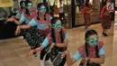 Penari berkostum tradisional menari dalam perhelatan Indonesia Menari 2018 di Grand Indonesia, Jakarta, Minggu (11/11). Indonesia Menari bertujuan mengajak masyarakat untuk peduli pada budaya Indonesia, khususnya menari. (Merdeka.com/ Iqbal S. Nugroho)