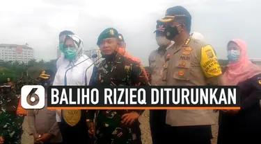 Baliho dengan wajah Rizieq Shihab diturunkan sejumlah orang berbaju loreng di Jakarta. Siapa yang beri perintah?