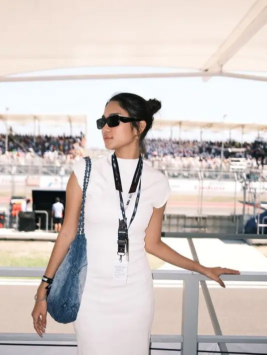 <p>Azizah Salsha dan teman-temannya sempat merasakan sirkuit Mandalika pada 14 Oktober 2023. Azizah tampak menikmati momen tersebut. [Foto: Instagram.com/azizahsalsha_]</p>