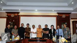Ketua KPK, Agus Rahardjo (kelima kanan) bersama pimpinan KPK bersalaman dengan Jaksa Agung, HM Prasetyo (kelima kiri) jelang melakukan pertemuan tertutup di gedung Kejaksaan Agung di Jakarta, Selasa (5/1/2016). (Liputan6.com/Helmi Fithriansyah)