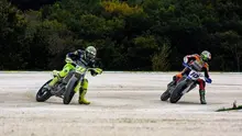 Pebalap Movistar Yamaha, Valentino Rossi (kiri), mengisi waktu luang saat MotoGP sedang libur dengan berlatih flat track di Ranch miliknya di Tavullia, Italia. (Instagram/valeyellow46)