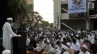 Ratusan jemaah mendengarkan khutbah usai Salat Idul Adha di Masjid Al Furqan DDII, Jakarta, Selasa (21/8). Penetapan Salat Idul Adha ini didasarkan pada perhitungan hisab wujudul hilal yang menghasilkan data astronomis. (Merdeka.com/Iqbal S. Nugroho)