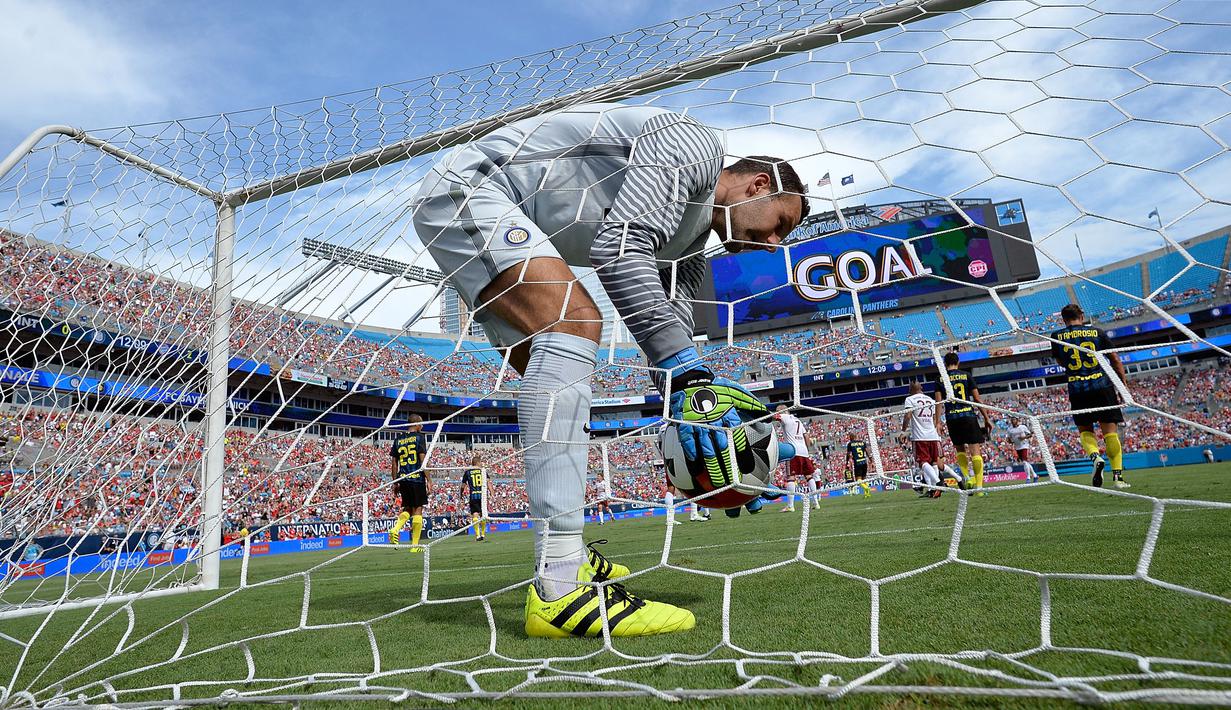 Kiper Inter Milan, Samir Handanovic mengambil bola setelah pemain Bayern Munchen, Frank Ribery membobol gawangnya pada laga International Champions Cup di Bank of America Stadium, Charlotte, North Carolina, 30 Juli 2016. (AFP/Getty Images/Grant Halverson)