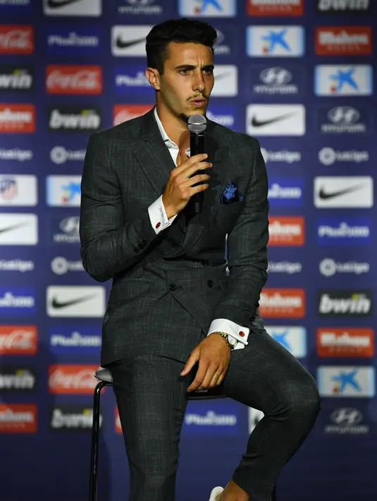 Bek baru Atletico Madrid, Mario Hermoso memberikan keterangan kepada awak media selama pengenal dirinya di Wanda Metropolitano di Madrid (18/7/2019). Hermoso 24 tahun merupakan jebolan akademi Real Madrid. (AFP Photo/Gabriel Bouys)