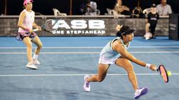 Pada laga final yang digelar di ASB Tennis Centre, Auckland, Minggu (8/1/2023), Aldila Sutjiadi/Miyu Kato sukses mengalahkan pasangan Kanada-Amerika Serikat, Leylah Fernandez/Bethanie Mattek-Sands. (AFP/David Roland)