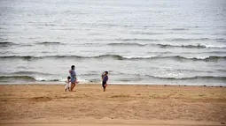 Orang-orang menikmati waktu bersantai di panttai di Rizhao, Provinsi Shandong, China timur (9/7/2020). (Xinhua/Wang Kai)
