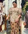 Penampilan Arsy Hermansyah, Amora Lemos, dan Ameena Atta turut mencuri perhatian di acara Tedak Sinten Azzura. Ketiganya tampil cantik meski kenakan model kebaya yang berbeda. Seperti apa tampilannya? [@ashanty_ash @krisdayantilemos]